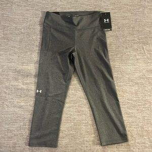 NWT UA compression mid Capri leggings size M